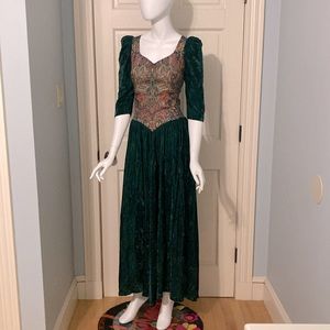 Emerald Green velvet Renaissance bridgerton Dress costume embroidered fabric